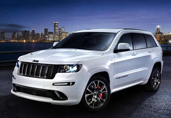 Το Grand Cherokee SRT8 ξεχωρίζει εμφανισιακά για το αποκλειστικό άσπρο χρώμα του, με τις μαύρες λεπτομέρειες και τις 20άρες ζάντες αλουμινίου. 